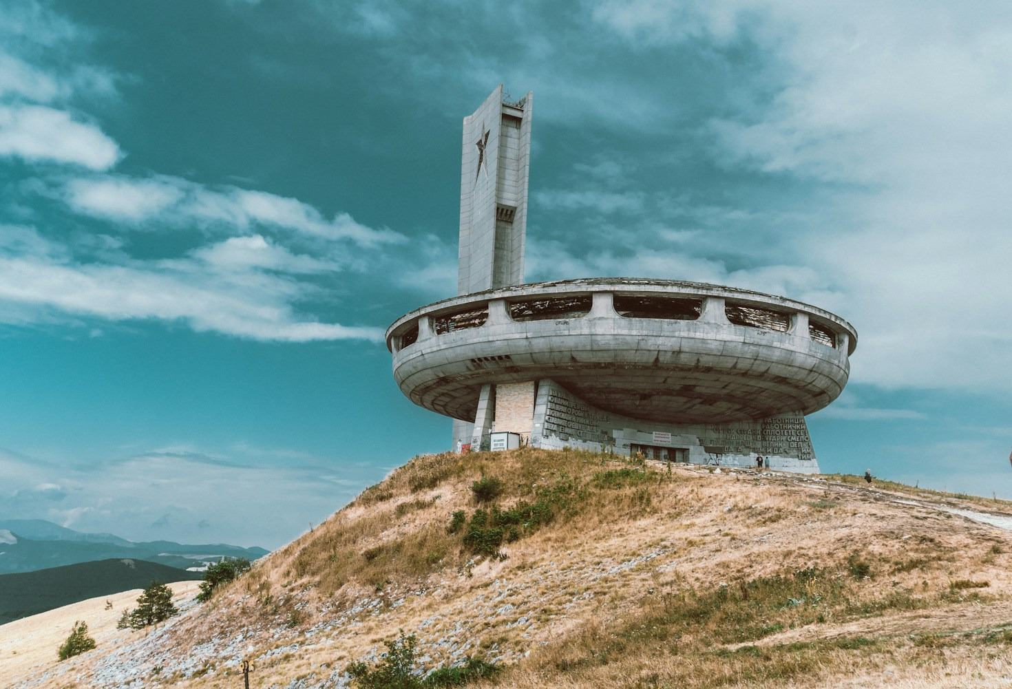 Autonomous Artificial Intelligence and the Struggle for Institutional Power